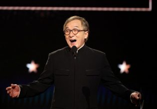 Η σπάνια εμφάνιση του Τζάκι Τσαν στα Critics Choice Awards 2025 – Τι ετοιμάζει;