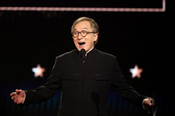 Η σπάνια εμφάνιση του Τζάκι Τσαν στα Critics Choice Awards 2025 – Τι ετοιμάζει;
