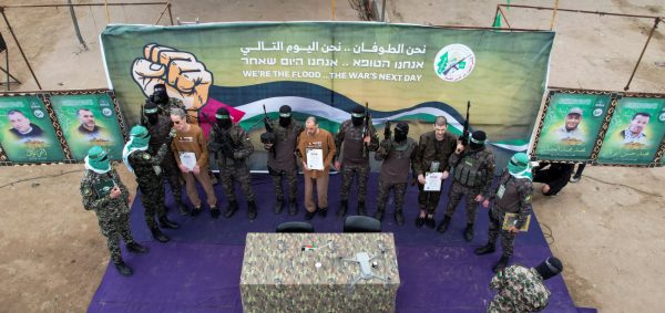 Γάζα: Η Χαμάς λέει ότι θα απελευθερώσει τρεις ομήρους – Υποχώρηση Ισραήλ για την ανθρωπιστική βοήθεια