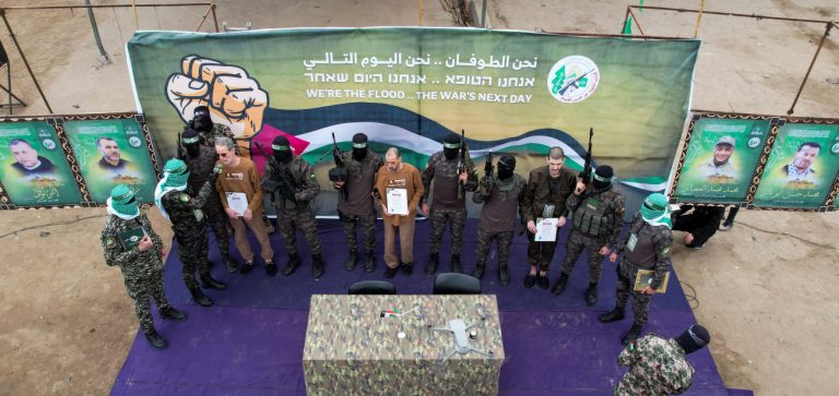 Γάζα: Η Χαμάς λέει ότι θα απελευθερώσει τρεις ομήρους – Υποχώρηση Ισραήλ για την ανθρωπιστική βοήθεια