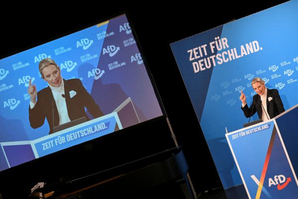 Αλίς Βάιντελ – Ακροδεξιός «χαμαιλέοντας», «μαύρη» πρωταγωνίστρια της κάλπης στη Γερμανία