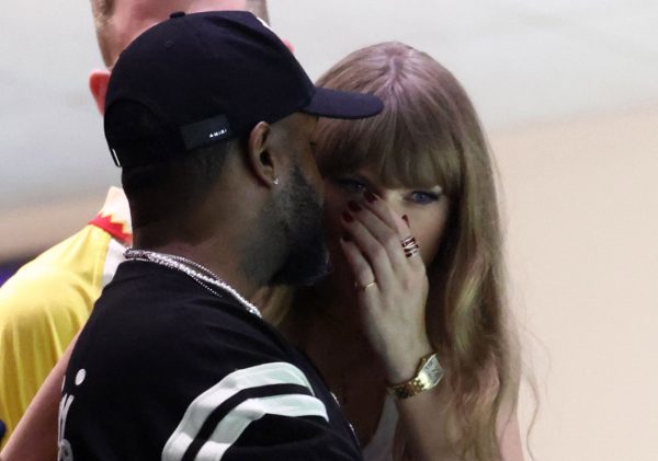 Ο Τραμπ τρολάρει την Τέιλορ Σουίφτ αφού η τραγουδίστρια «αποδοκιμάστηκε» στο Super Bowl 2025