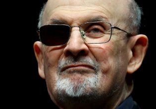 Σαλμάν Ρούσντι: Ένοχος για απόπειρα δολοφονίας του επικηρυγμένου συγγραφέα ο 27χρονος