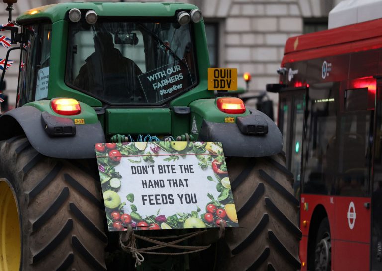 Μεγάλη Βρετανία: Οι αγρότες κατέβηκαν με τρακτέρ και… τανκς στο Λονδίνο για να διαμαρτυρηθούν