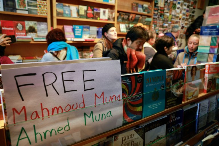 Η ιστορία της σύλληψης δυο βιβλιοπώληδων στην Ιερουσαλήμ που είδαν τα βιβλία τους να γίνονται σκουπίδια