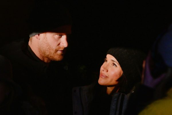 «Χωρίς βοήθεια θα ήθελε δύο εβδομάδες να βάλει το παντελόνι του»: Ένα νέο βιβλίο βγάζει στη «σέντρα» τον πρίγκιπα Χάρι