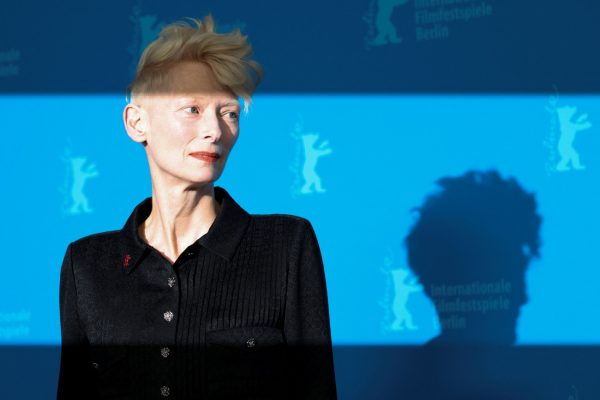 Η σπόντα της Τίλντα Σουίντον στη Μπερλινάλε «μυρίζει» Τραμπ: «Το απάνθρωπο διαπράττεται στη δική μας βάρδια»