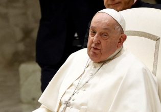 Πάπας Φραγκίσκος: «Πέρασε μια ήρεμη νύχτα, πήρε πρωινό στην πολυθρόνα» – Ανακοίνωση της Αγίας Έδρας