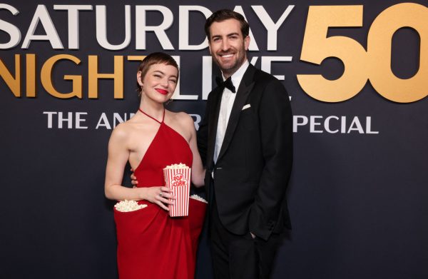 SNL50 – Το αναπάντεχα διασκεδαστικό, κομψό φόρεμα της Έμα Στόουν με τις τσέπες γεμάτες ποπ κορν