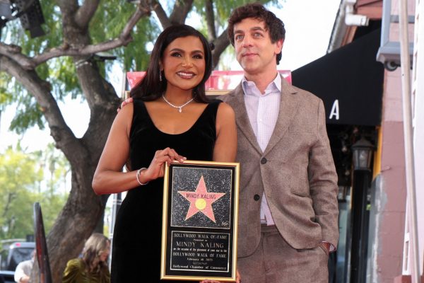 Η Μίντι Κάλινγκ και ο Μπ. Τζ. Νόβακ ένωσαν τις δυνάμεις τους στο Walk of Fame του Χόλιγουντ