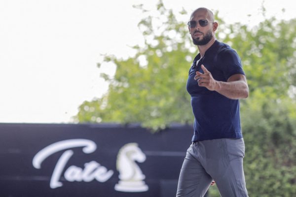 Τον ρώτησε κανείς; – Ο μισογυνικός οχετός του Άντριου Τέιτ στην Αριάνα Γκράντε