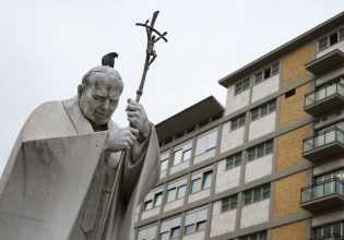 Πάπας Φραγκίσκος: Ήπια νεφρική ανεπάρκεια δείχνουν οι εξετάσεις του