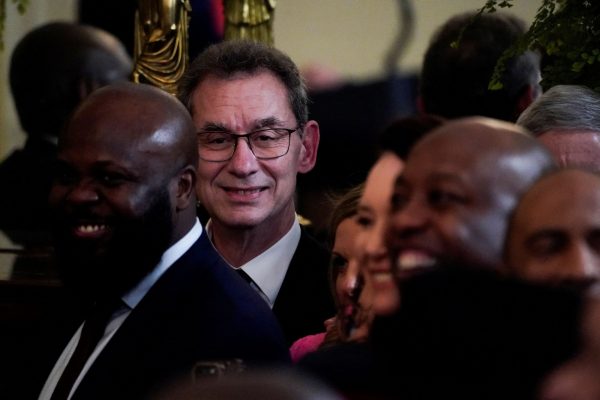 Αλμπερτ Μπουρλά: Αποδοκίμασαν τον CEO της Pfizer στον Λευκό Οίκο – Το αμήχανο χαμόγελο του Τραμπ