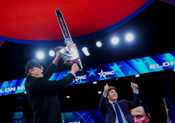 Μασκ: Με αλυσοπρίονο στο χέρι ετοιμάζεται για νέες περικοπές στις δημόσιες δαπάνες