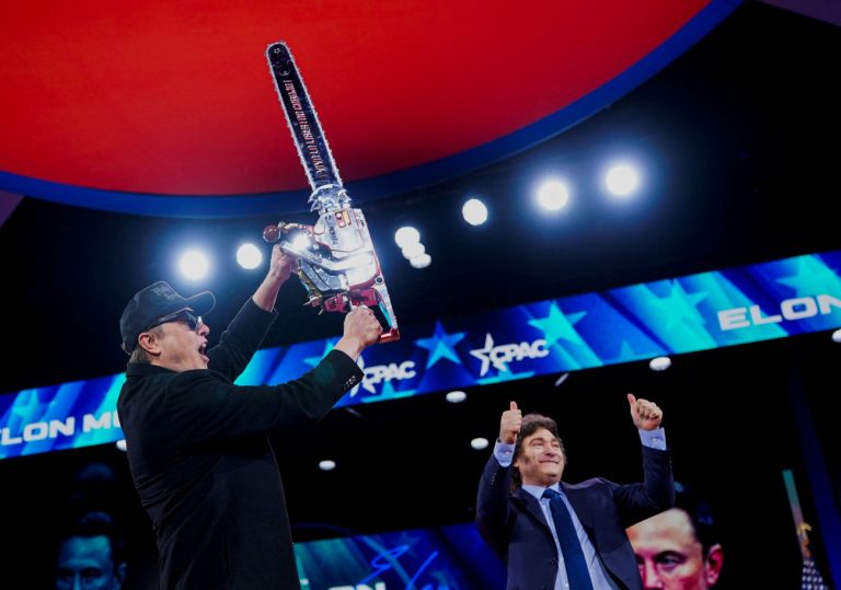 Μασκ: Με αλυσοπρίονο στο χέρι ετοιμάζεται για νέες περικοπές στις δημόσιες δαπάνες