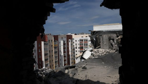 Εικόνα που δείχνει κατεστραμμένα από ρωσικούς βομβαρδισμούς κτίρια στο Χάρκοβο, στην Ουκρανία, μέσα από τοίχο που έχει καταρρεύσει σε συγκρότημα πολυκατοικιών