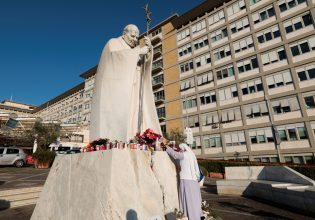 Πάπας Φραγκίσκος: Κρίσιμη αλλά σταθερή η κατάσταση της υγείας του Ποντίφικα