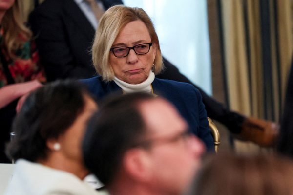 Διαξιφισμός Τραμπ – κυβερνήτη του Μέιν για τους διεμφυλικούς αθλητές: «Θα τα πούμε στο δικαστήριο»