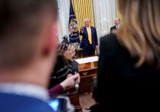 Δημοσκόπηση: Τι «βαθμό» παίρνει ο Ντόναλντ Τραμπ για τις πρώτες ημέρες του στο τιμόνι των ΗΠΑ