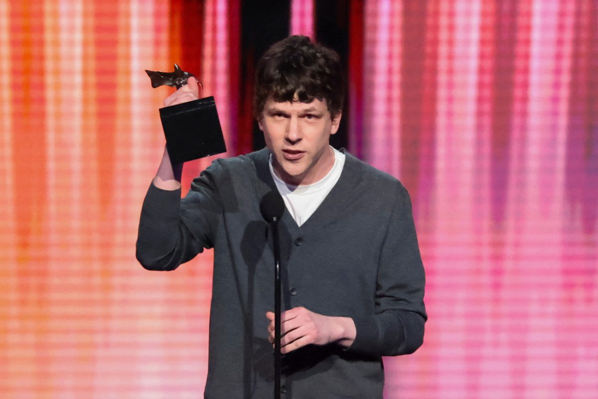 Η συναισθηματικά φορτισμένη ομιλία του Τζέσι Άιζενμπεργκ έφερε δάκρυα στην Έμα Στόουν