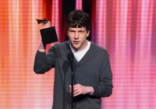 Η συναισθηματικά φορτισμένη ομιλία του Τζέσι Άιζενμπεργκ έφερε δάκρυα στην Έμα Στόουν