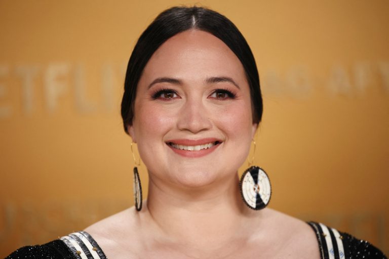 Τα οσκαρικά φορέματα της Λίλι Γκλάντστοουν φέρουν την υπογραφή του αυτόχθονα καλλιτέχνη Joe Big Mountain