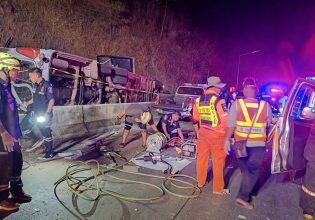 Ταϊλάνδη: Τροχαίο με 18 νεκρούς – Έσπασαν τα φρένα λεωφορείου σε πλαγιά