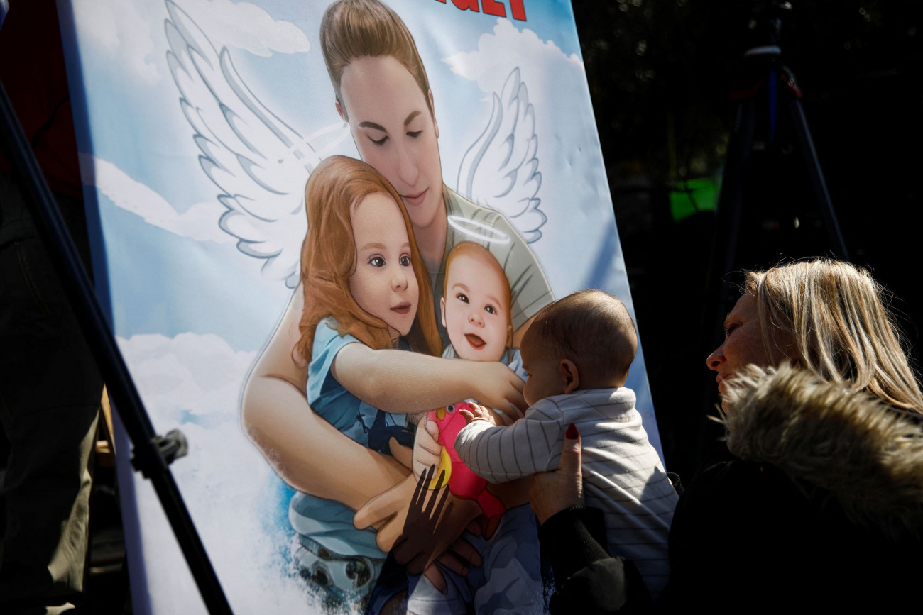 Χιλιάδες Ισραηλινοί στους δρόμους για το τελευταίο αντίο στην Σίρι Μπίμπας και τα δύο αγοράκια της