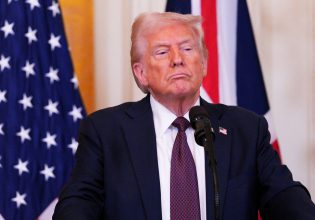 Ο Τραμπ καθορίζει τώρα την επίσημη γλώσσα των ΗΠΑ