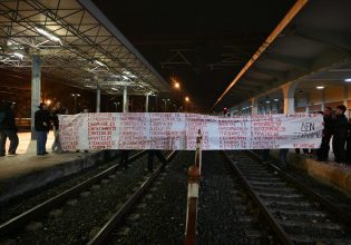 Λάρισα: Συμβολική κατάληψη στις σιδηροδρομικές γραμμές από φοιτητές για τα Τέμπη