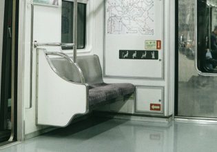 Οδηγός αποκαλύπτει – Γιατί δεν πρέπει ποτέ να καθόμαστε στα καθίσματα των ΜΜΜ