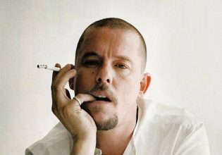 Η ταραχώδης ζωή του Alexander McQueen – «Θέλω οι άνθρωποι να φοβούνται τις γυναίκες που ντύνω»