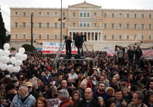Τέμπη: Η ανταπόκριση του Guardian για τη μεγαλειώδη συγκέντρωση και τα επεισόδια – Υπό πίεση ο Μητσοτάκης