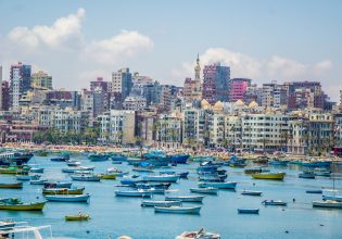 H θάλασσα εισβάλλει στην Αλεξάνδρεια – Κτήρια της αρχαίας πόλης καταρρέουν