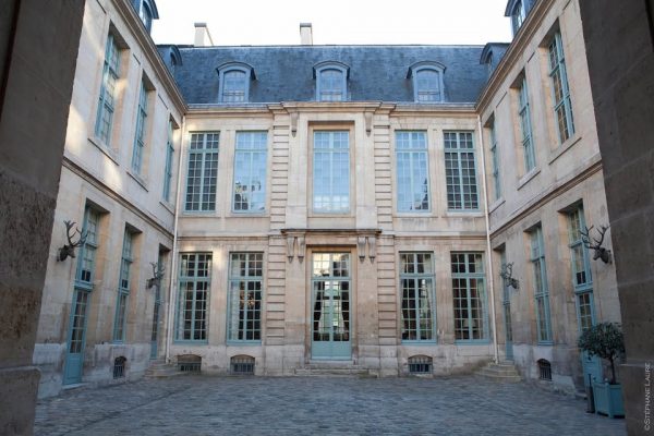 Έρχεται στο Παρίσι ιδιωτική λέσχη «για Ευρωπαίους», που υπηρετεί τον ρατσισμό και την ξενοφοβία