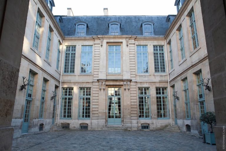 Έρχεται στο Παρίσι ιδιωτική λέσχη «για Ευρωπαίους», που υπηρετεί τον ρατσισμό και την ξενοφοβία