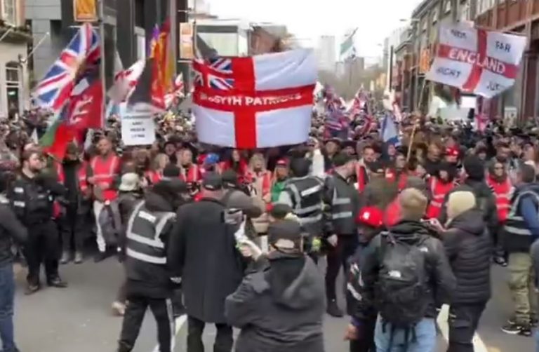 «Βγάλτε τον Τόμι από τη φυλακή» – Χιλιάδες διαδηλωτές στο Λονδίνο υπέρ του ακροδεξιού Τόμι Ρόμπινσονον