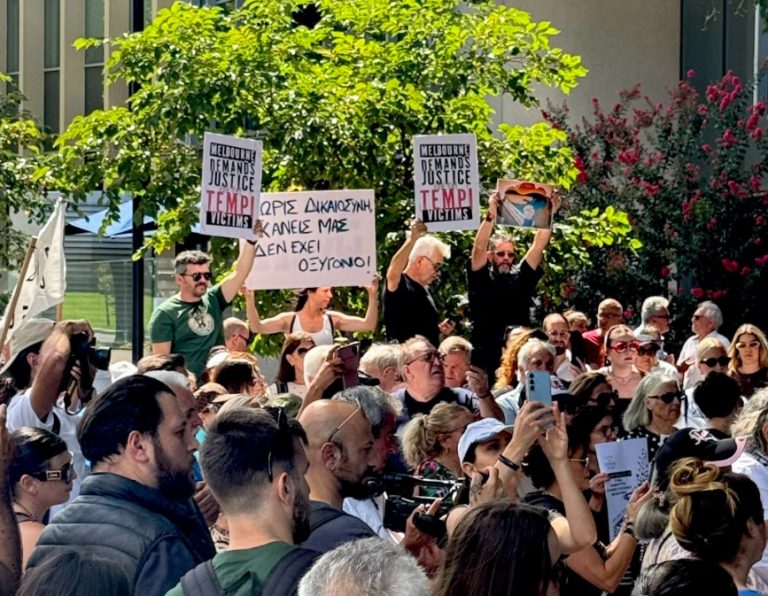 Στη Μελβούρνη η πρώτη διαδήλωση για τα Τέμπη