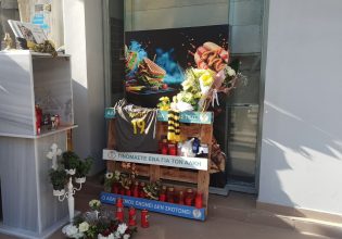 Άλκης Καμπανός: Τρία χρόνια από τη δολοφονία του – 19 κεριά στο σημείο όπου άφησε την τελευταία του πνοή