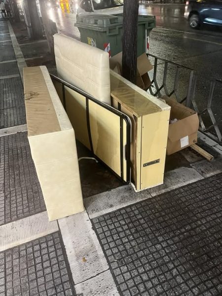 Πλήρωσε χρυσάφι τον… καναπέ του δρόμου