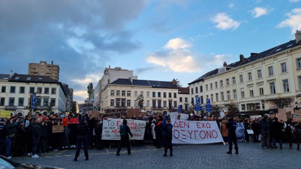 «Δεν έχω οξυγόνο» και στις Βρυξέλλες – Πλήθος κόσμου για τα Τέμπη στην Place Luxembourg