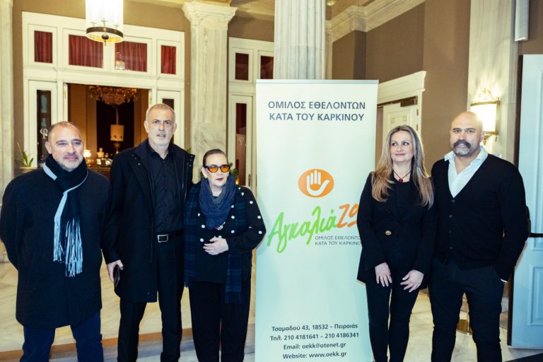 Η Λίνα Νικολακοπούλου «μάγεψε» το κοινό του Δημοτικού Θεάτρου Πειραιά στη συναυλία αγάπης για τη στήριξη του «ΑγκαλιάΖΩ»