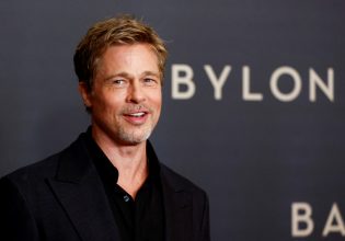 Ο Μπραντ Πιτ δείχνει τα τατουάζ του σε μια σπάνια φωτογραφία – και μερικά αφορούν την Αντζελίνα Τζολί