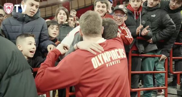 Ο Βεζένκοφ χάρισε τα παπούτσια του σε μικρό φίλο του Ολυμπιακού (vid)