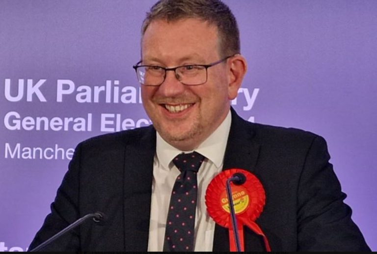 Βρετανία: Ο Στάρμερ απέπεμψε τον υφυπουργό Υγείας – Έκανε σεξιστικά και ρατσιστικά σχόλια στο WhatsApp