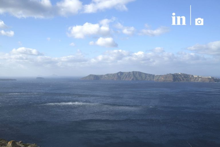 Απαγορευτικό απόπλου στη Σαντορίνη λόγω ισχυρών ανέμων – Με αεροπλάνο οι αναχωρήσεις από το νησί