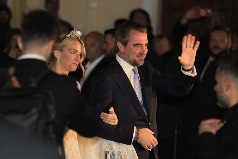 Παντρεύτηκαν ο Νικόλαος Ντε Γκρες και η Χρυσή Βαρδινογιάννη: Η εντυπωσιακή νύφη και οι καλεσμένοι [φωτογραφίες]