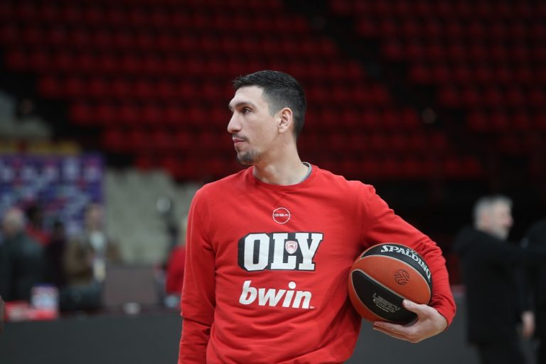 Eπικό πανό στην Πάτρα: «Λαρεντζάκη έχουμε καναπέ και στην Κεφαλονιά» (pic)