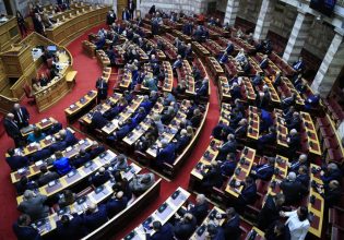 Φωνές και λιποθυμίες έξω από το γραφείο του Μάντζου στη Βουλή – Παρενέβη η φρουρά