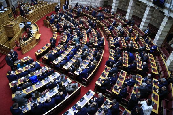 Φωνές και λιποθυμίες έξω από το γραφείο του Μάντζου στη Βουλή – Παρενέβη η φρουρά